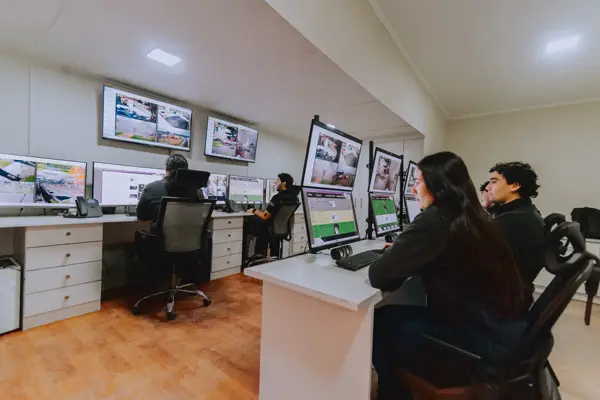Operadores en estaciones de monitoreo