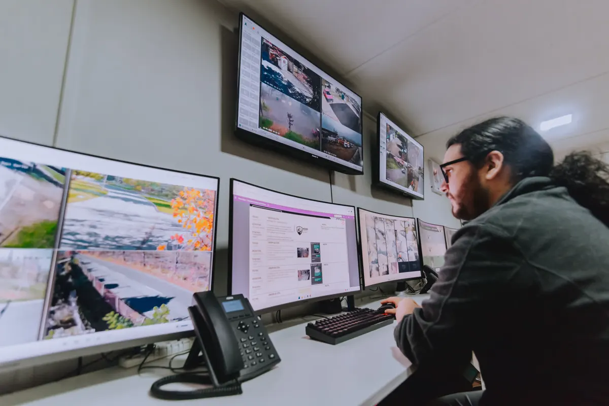 Operador en central de monitoreo Widder