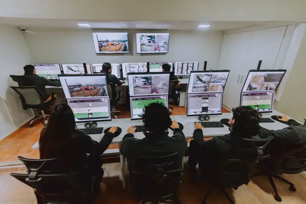 Equipo de monitoreo trabajando