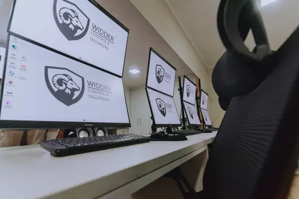 Sala de monitoreo Widder equipada
