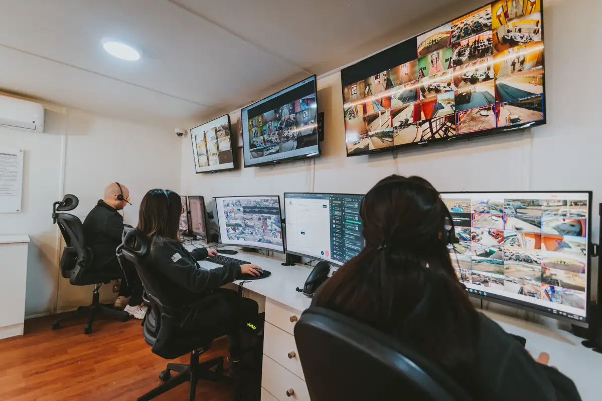 Operadores en la central de monitoreo de Widder