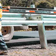 Barrera de contención vial instalada por AFIN Suministros